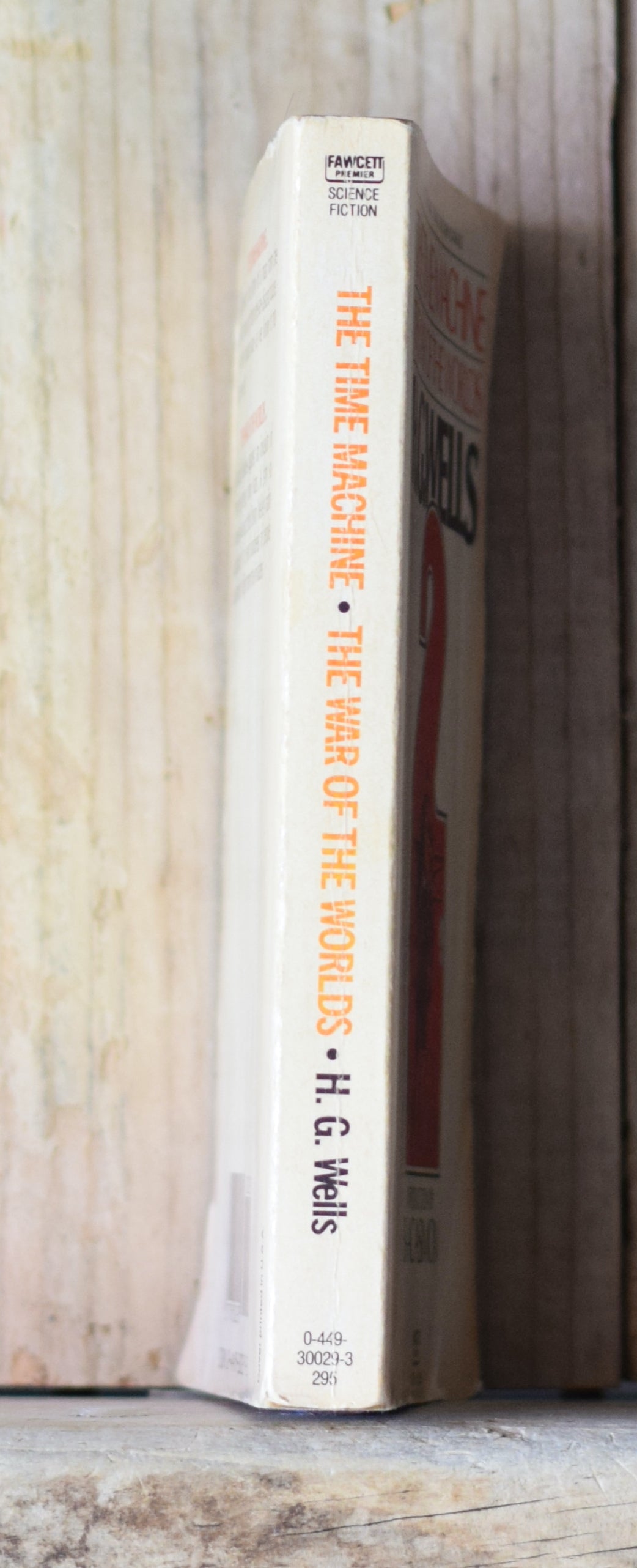 Vintage Sci-fi Paperback: HG Wells - The Time Machine/War of the Worlds