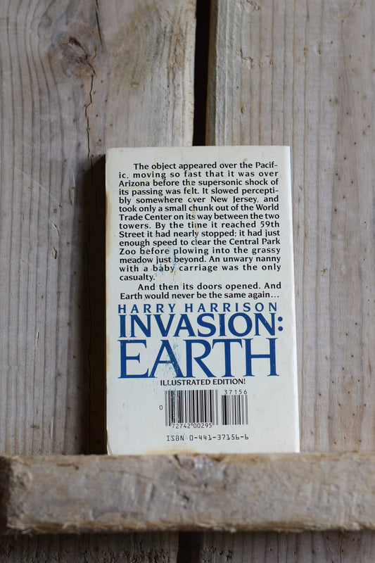 Vintage Sci-fi Paperback Novel: Harry Harrison - Invasion Earth