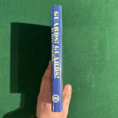 Vintage Fantasy Hardback: Terry Pratchett - Guards! Guards! BCE