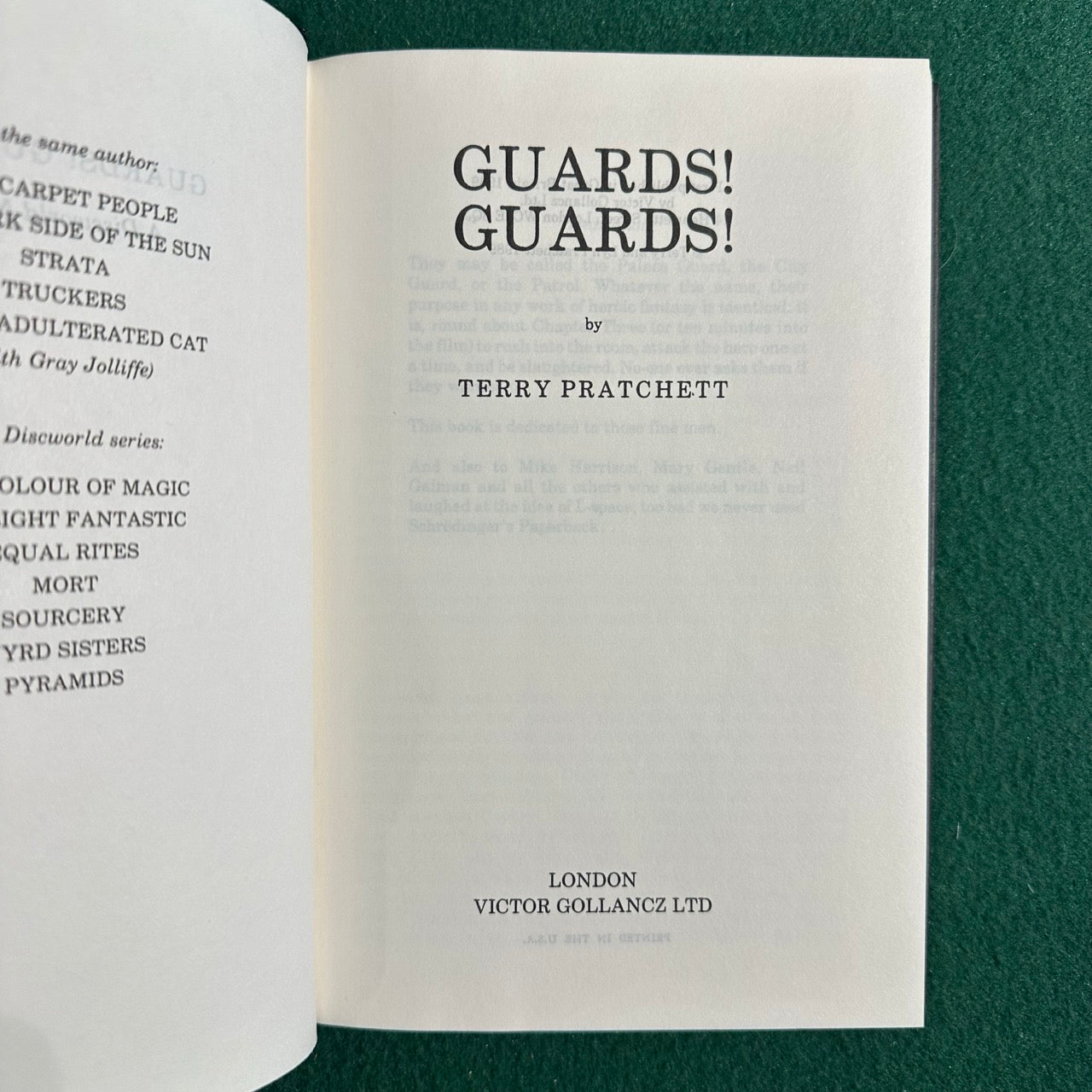 Vintage Fantasy Hardback: Terry Pratchett - Guards! Guards! BCE