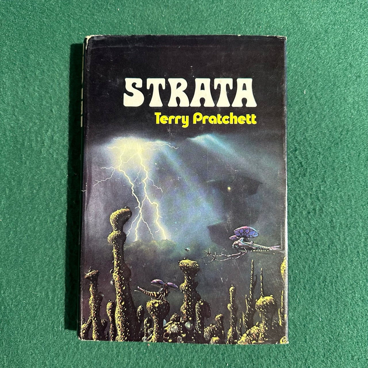 Vintage Fantasy Hardback: Terry Pratchett - Strata BCE