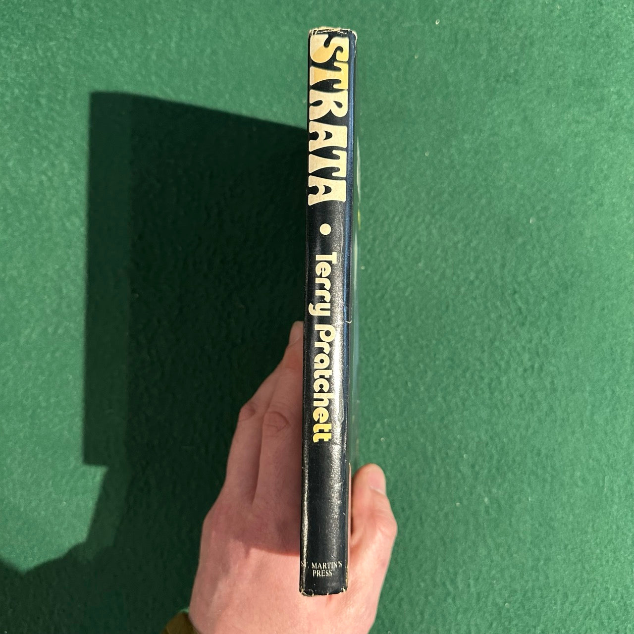Vintage Fantasy Hardback: Terry Pratchett - Strata BCE