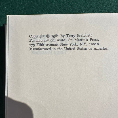 Vintage Fantasy Hardback: Terry Pratchett - Strata BCE