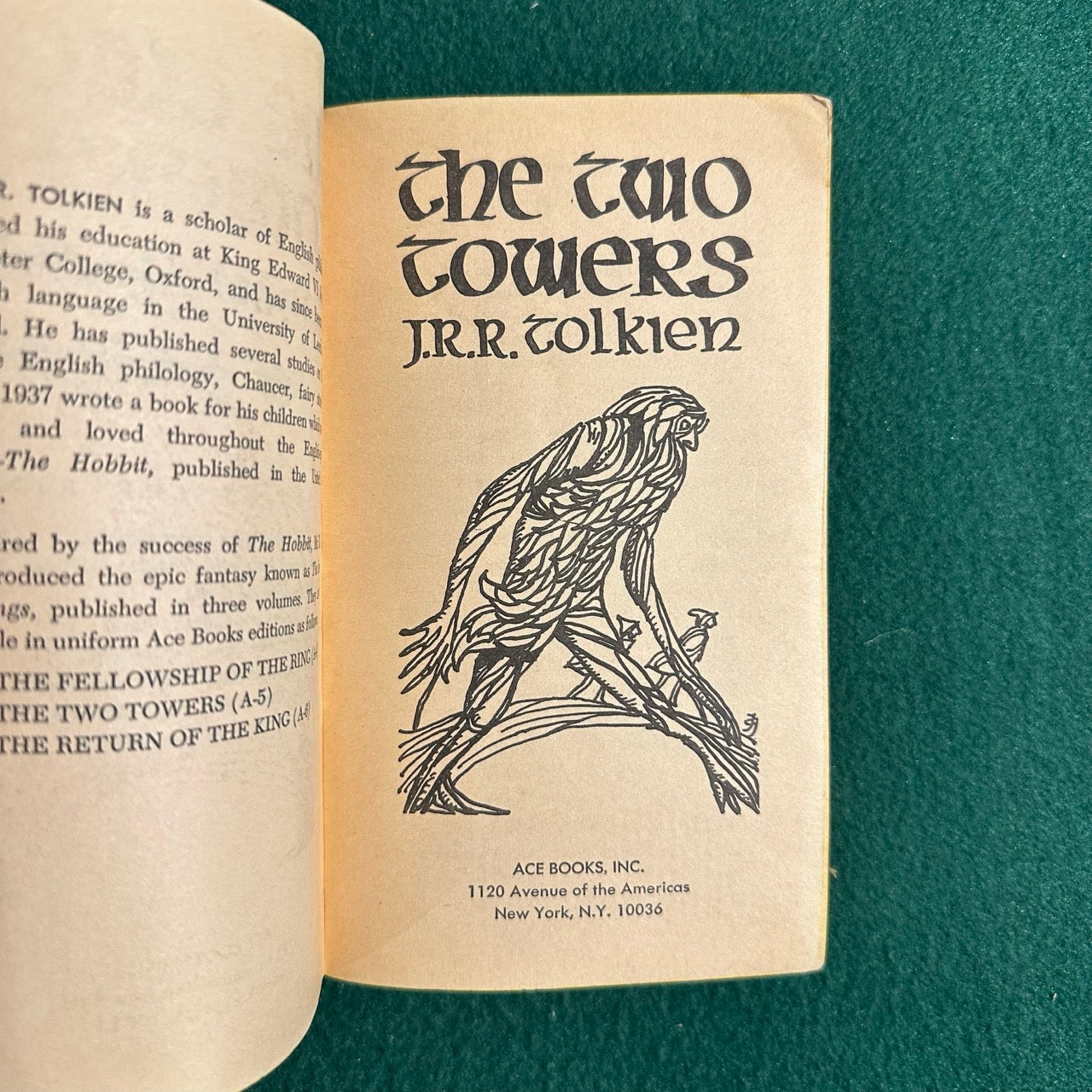 Vintage Fantasy Paperback: JRR Tolkien - The Two Towers ACE FIRST PRINTING