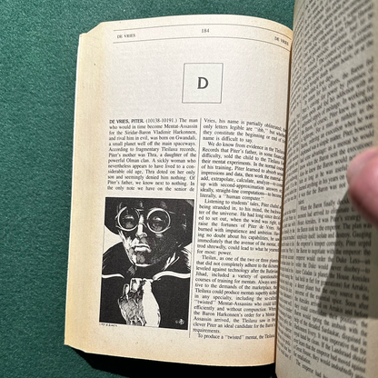 Vintage Sci-fi Paperback: Frank Herbert and Dr Willis E McNelly - The Dune Encyclopedia UK EDITION