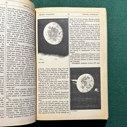 Vintage Sci-fi Paperback: Frank Herbert and Dr Willis E McNelly - The Dune Encyclopedia US EDITION