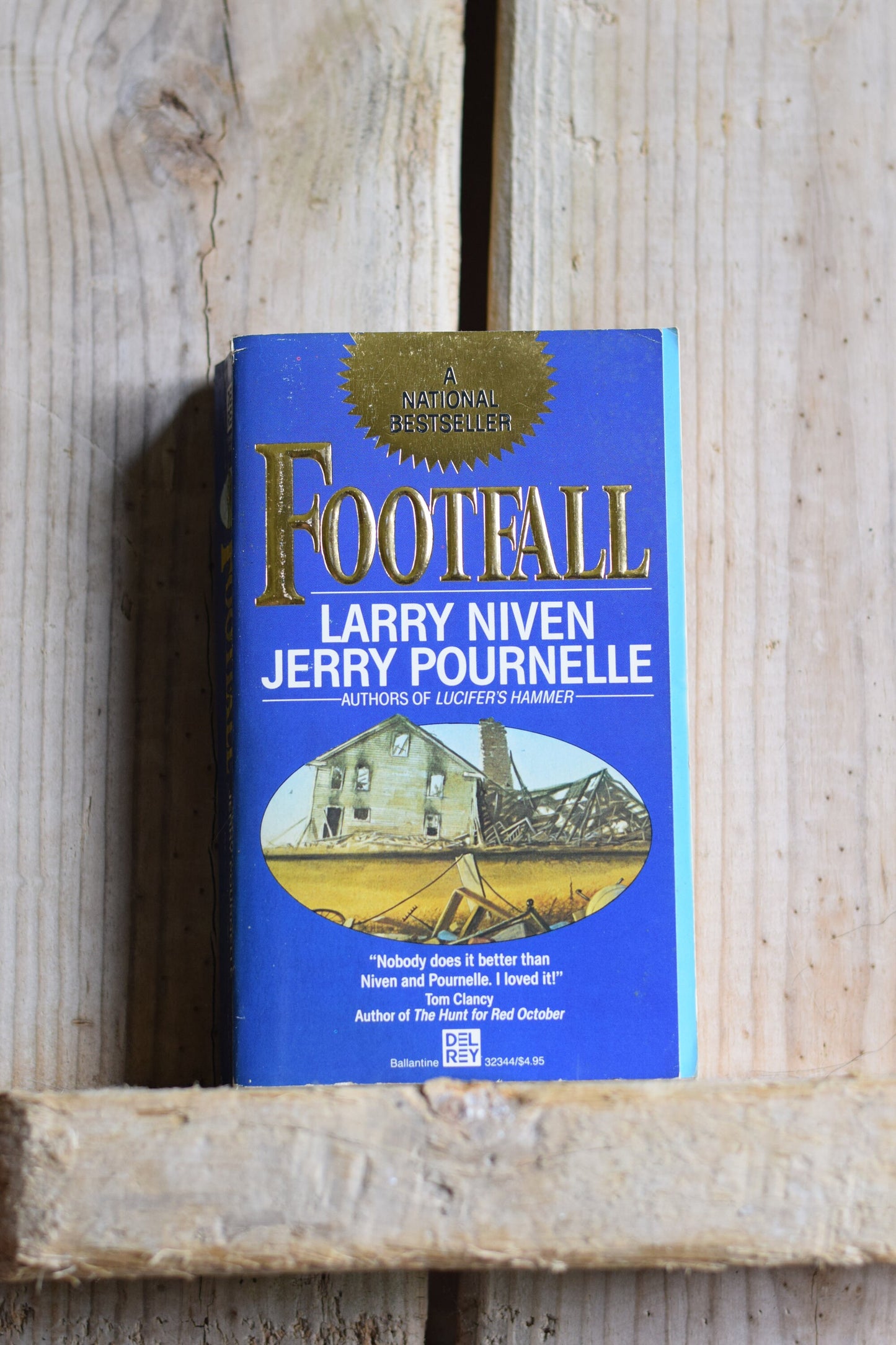 Vintage Sci-fi Paperback Novel: Larry Niven & Jerry Pournelle - Footfall