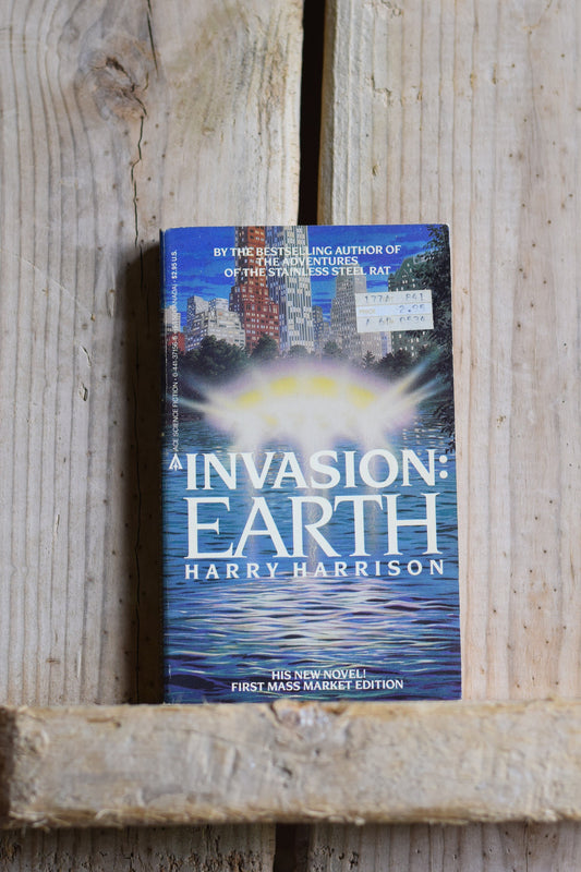 Vintage Sci-fi Paperback Novel: Harry Harrison - Invasion Earth