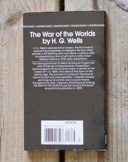 Vintage Sci-Fi Paperback Novel: H G Wells - The War of the Worlds