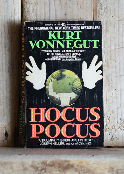 Vintage Fiction Paperback Novel: Kurt Vonnegut Jr. - Hocus Pocus FIRST PRINTING