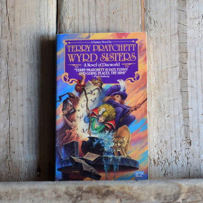 Vintage Fantasy Paperback Novels: Terry Pratchett - Wyrd Sisters