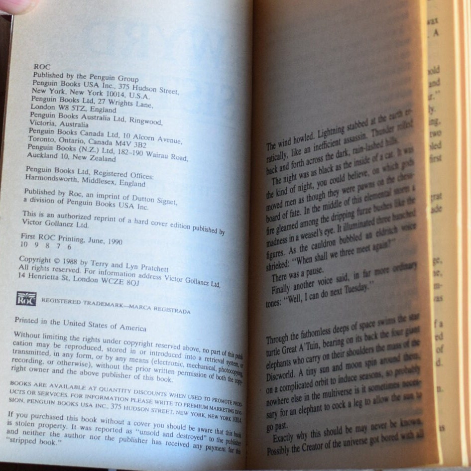 Vintage Fantasy Paperback Novels: Terry Pratchett - Wyrd Sisters